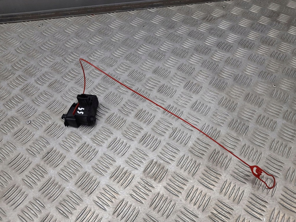 фото №5, Audi s5 facelift 8k0862153d с задний амортизаторы крышка заливной топлива