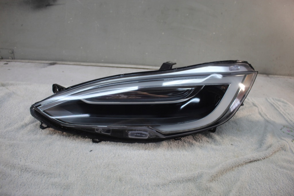 Купить Лампа левая перед tesla model s full led 105816900b