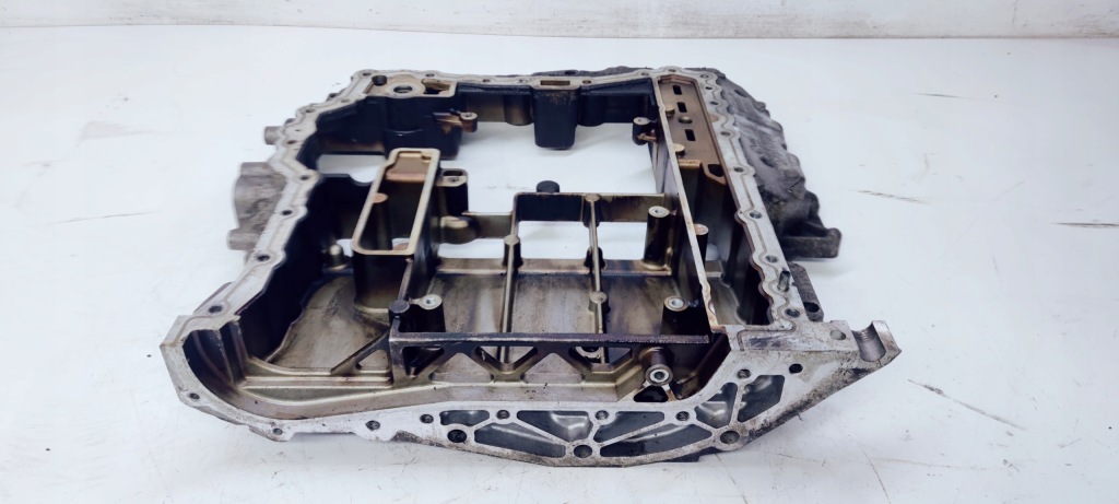 Піддон масляна напівблок двигуна audi a6 c6 2.4bdw 06e103603c в Україні