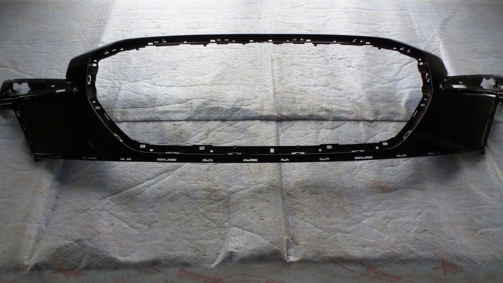 фото №1, Audi q4 e-tron рамка решітка бампер 89a807725a