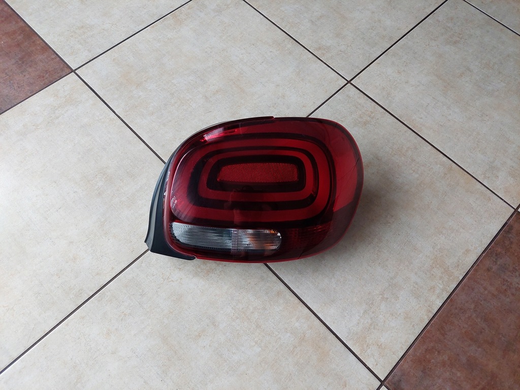 фото №1, Правая лампа задняя --- citroen c3 iii - 2016