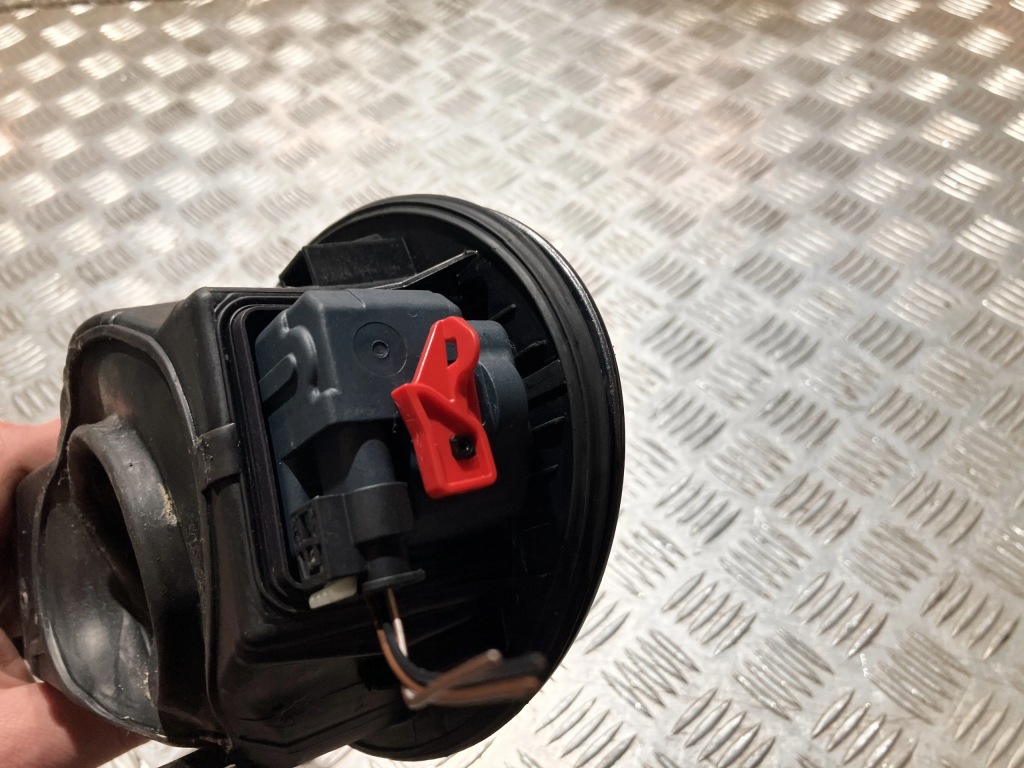 Крышка заливной топлива mercedes slk slc r172 2015- лак 992 Оригинал