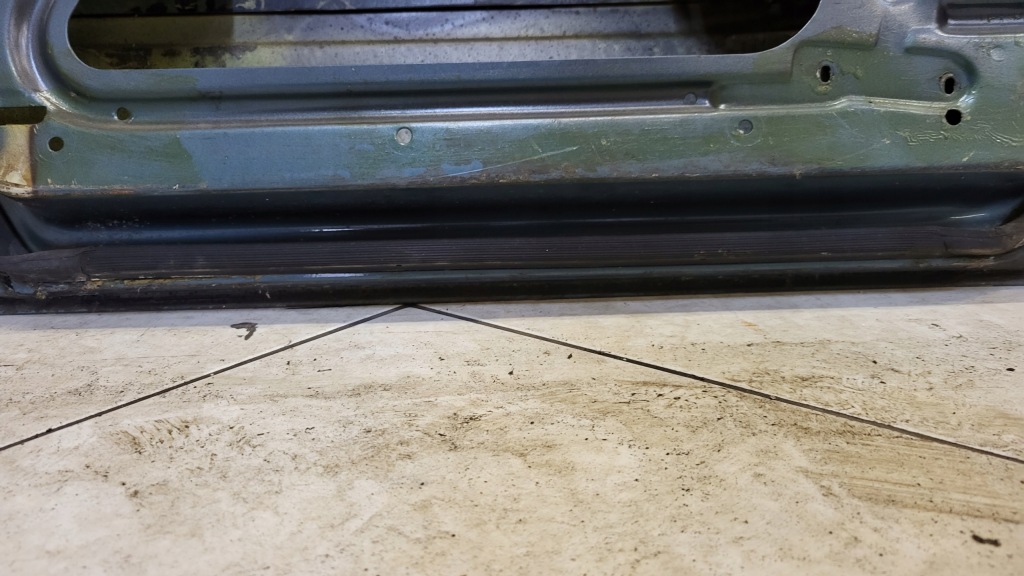 Дверь левое  задняя mercedes w123 универсал без ржавчина Цена