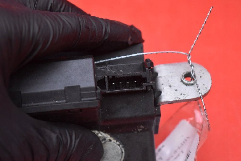 фото №7, Замок крышки задняя задний lancia delta 3 iii 09r