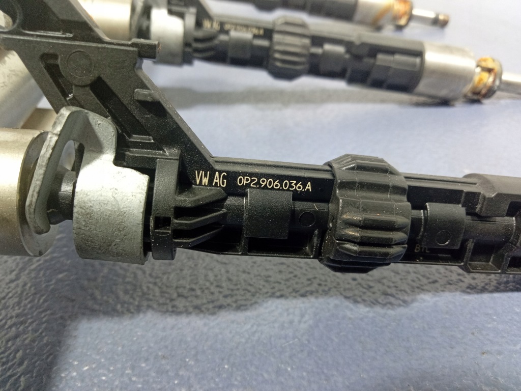 фото №7, Audi q8 rsq8 4m8 4.0 tfsi молдинг упорскування 0p2133315a