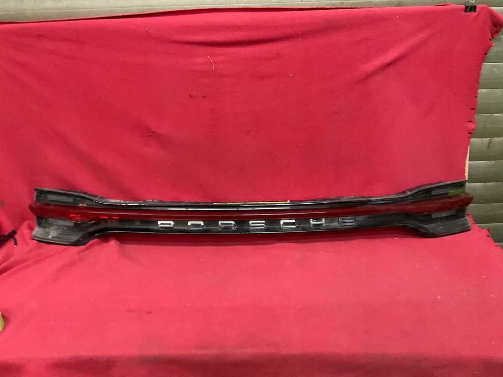 Купити Macan 95b рестайлінг  2018- фара led накладка кришки задній 95b945208