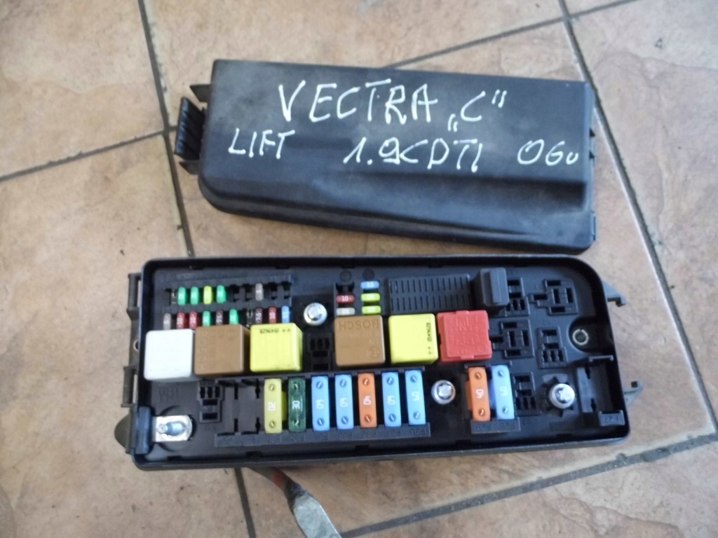 Vectra c 1.9cdti рестайлинг  06' sed коробка предохранителей 13205802 в Украине
