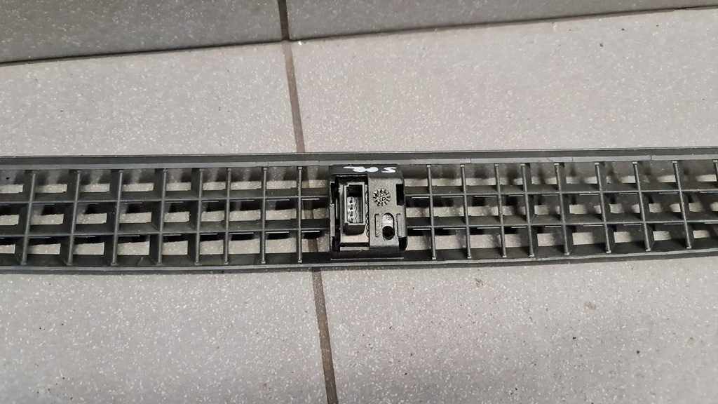 фото №7, Решётка обдув стекло audi a8 d2 4d0819681c