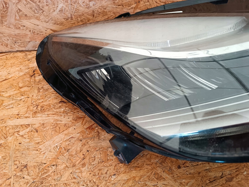 Фара праві перед 1077376-50-b tesla model 3 led Ціна