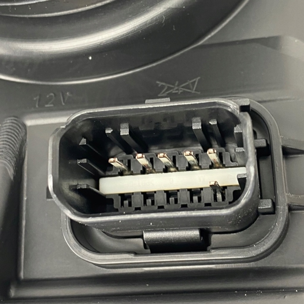 Новая оригинальный номер фара правый перед renault twingo 3 рестайлинг  260105001r Недорого