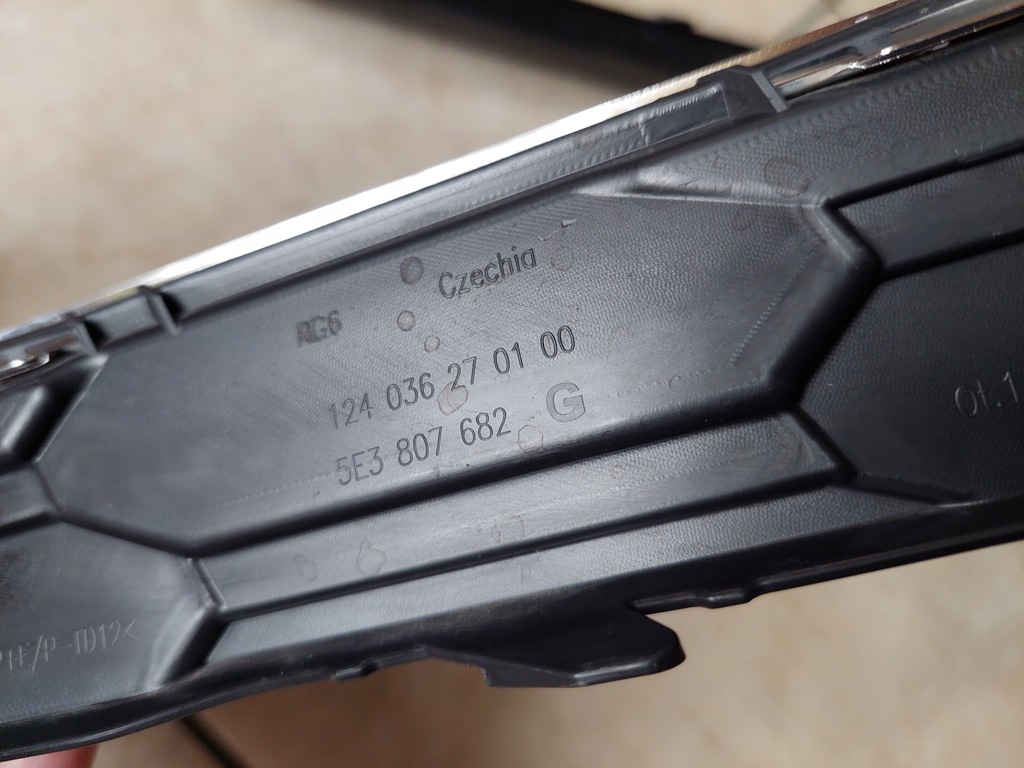 фото №10, Решётка бампера - направляющая - молдинг - правая - skoda octavia iv - 5e3 - 2020