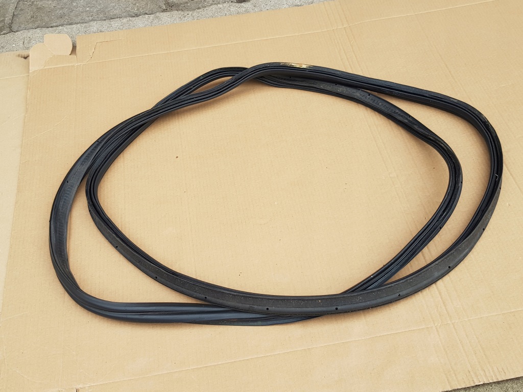 фото №13, Прокладка крышки задняя - ниша багажника / vw touran i - 2003-2010 - оригинал