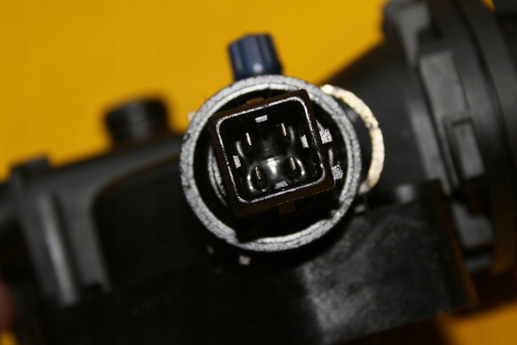 фото №6, Корпус термостата 8200154296 master ii 2.2 dci