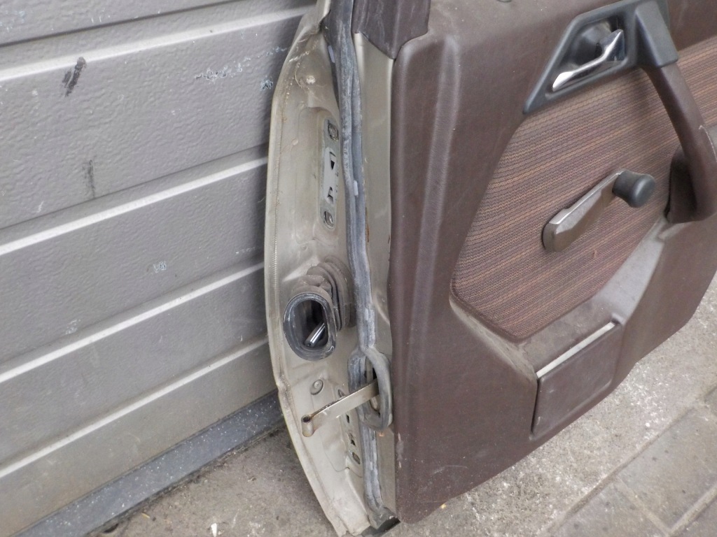 Двері праве задній mercedes w124 Ціна