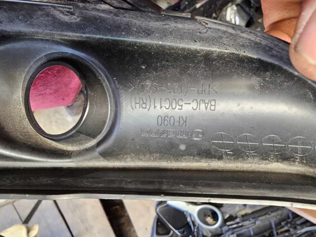 Решётка бампера правая перед mazda 3 рестайлинг  2017 -2019 оригинал Киев