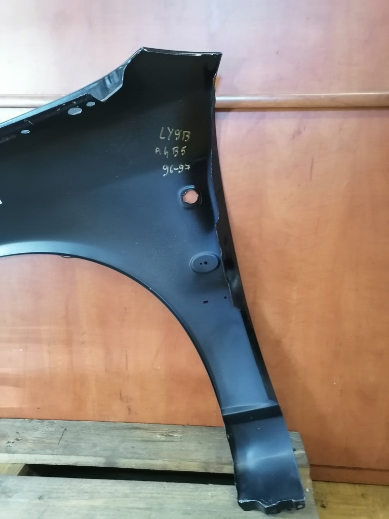 Крыло  правый  перед audi a4 b5 дорестайлинг  ly9b с отверстие на эмблема Оригинал