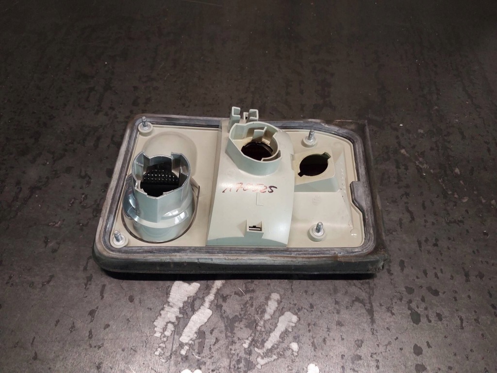 фото №11, Лампа задняя левая крышки багажника audi a8 d2 4d 4d0945093