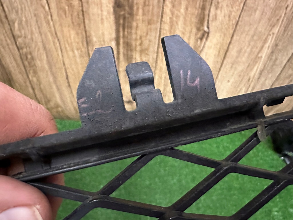 Bmw x3 f25 решётка бампера перед средняя 7210466 с Разборки