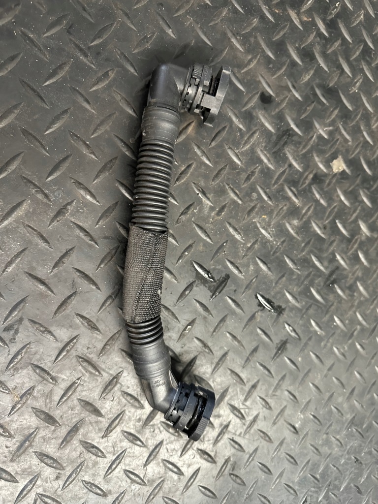 фото №1, Шланг вентиляционный audi a3 8v 04l103493f