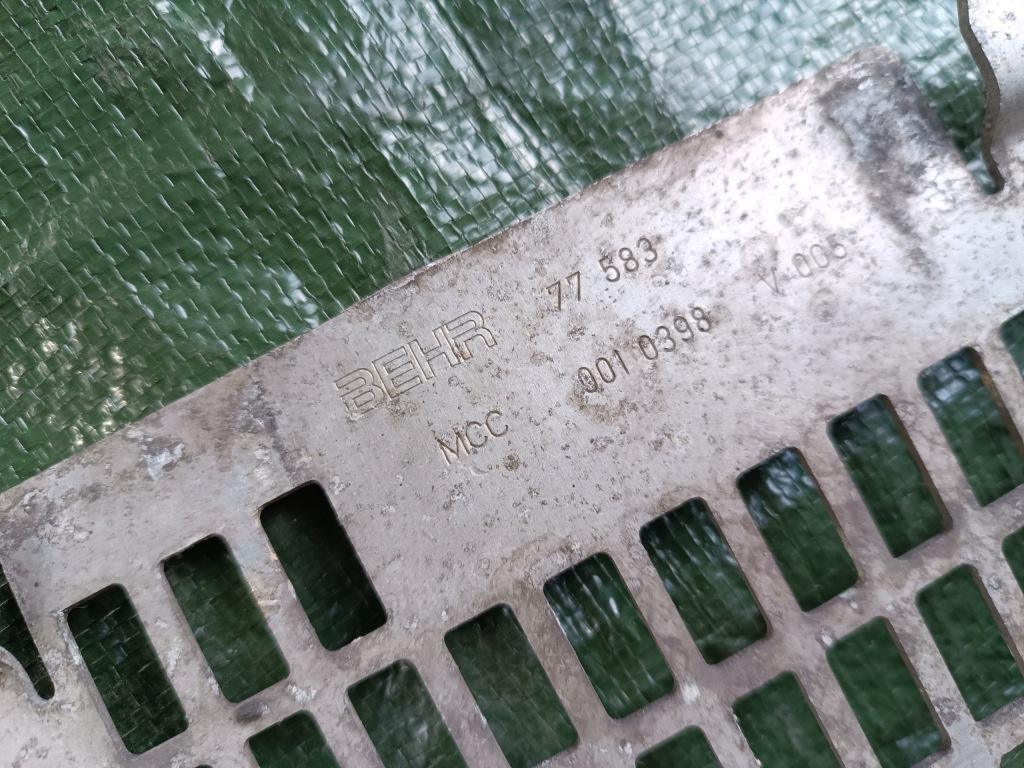 0010398v005 smart fortwo 450 кабриолет  накладка радиатора кронштейн с Разборки