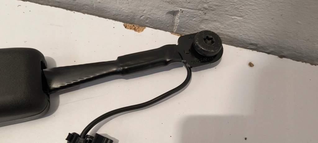 Пряжка клипса поперечина безопасности перед tesla model 3 y 17- Оригинал