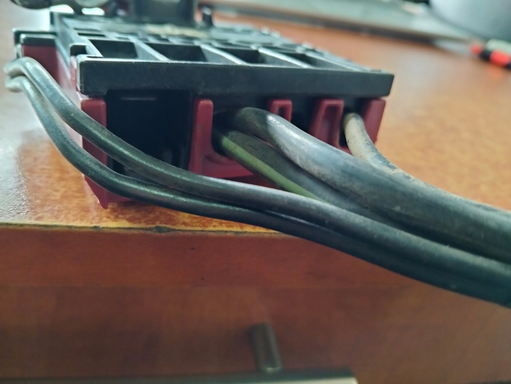 Клема плюсова toyota yaris vero Зі Шроту