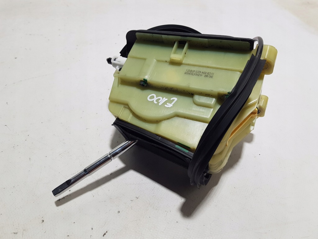 Купить Кулиса кулиса  mercedes w204 w212 w207