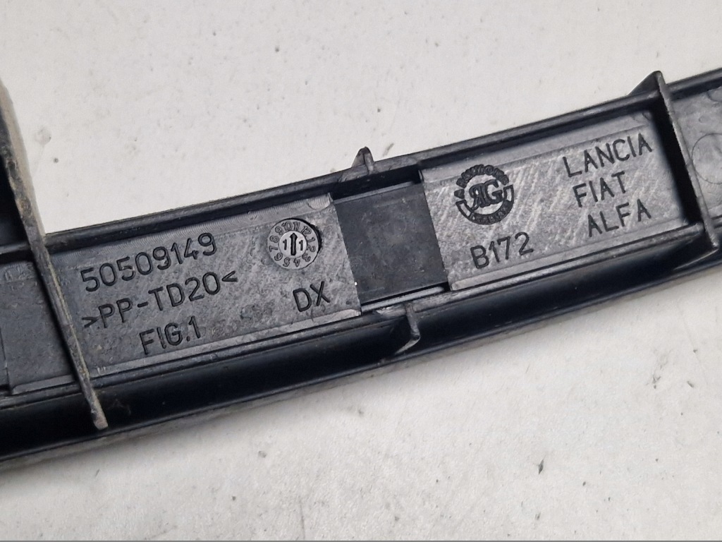 Alfa romeo mito направляющая стекло правый перед 50509149 Оригинал