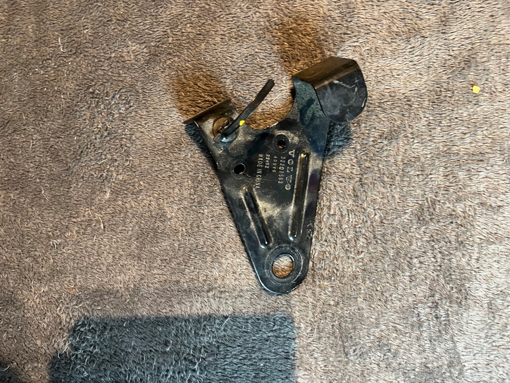 фото №1, Volvo c40 xc40 кронштейн 32208563