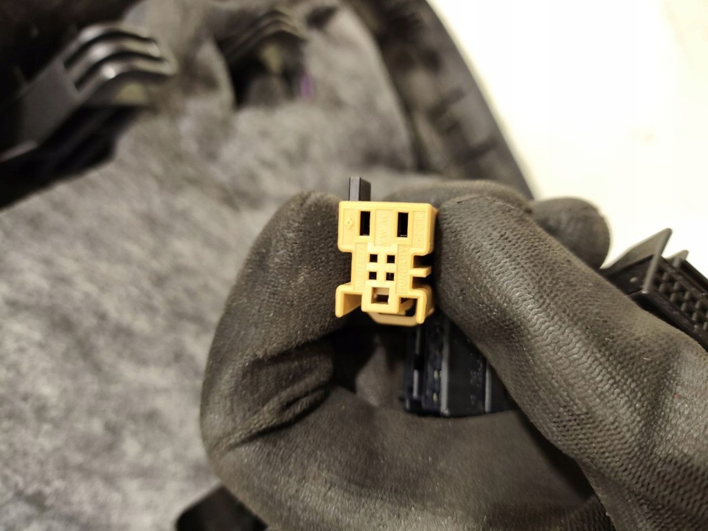 фото №8, Porsche taycan 9j1 2023 обшивки / обшивка дверь задних 9j1864604