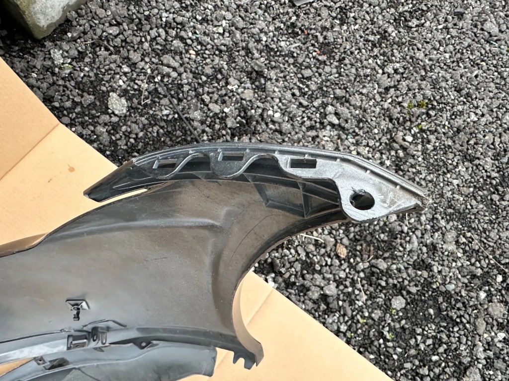 Бампер ferrari roma оригінал перед гарний стан ні клеєний Зі Шроту