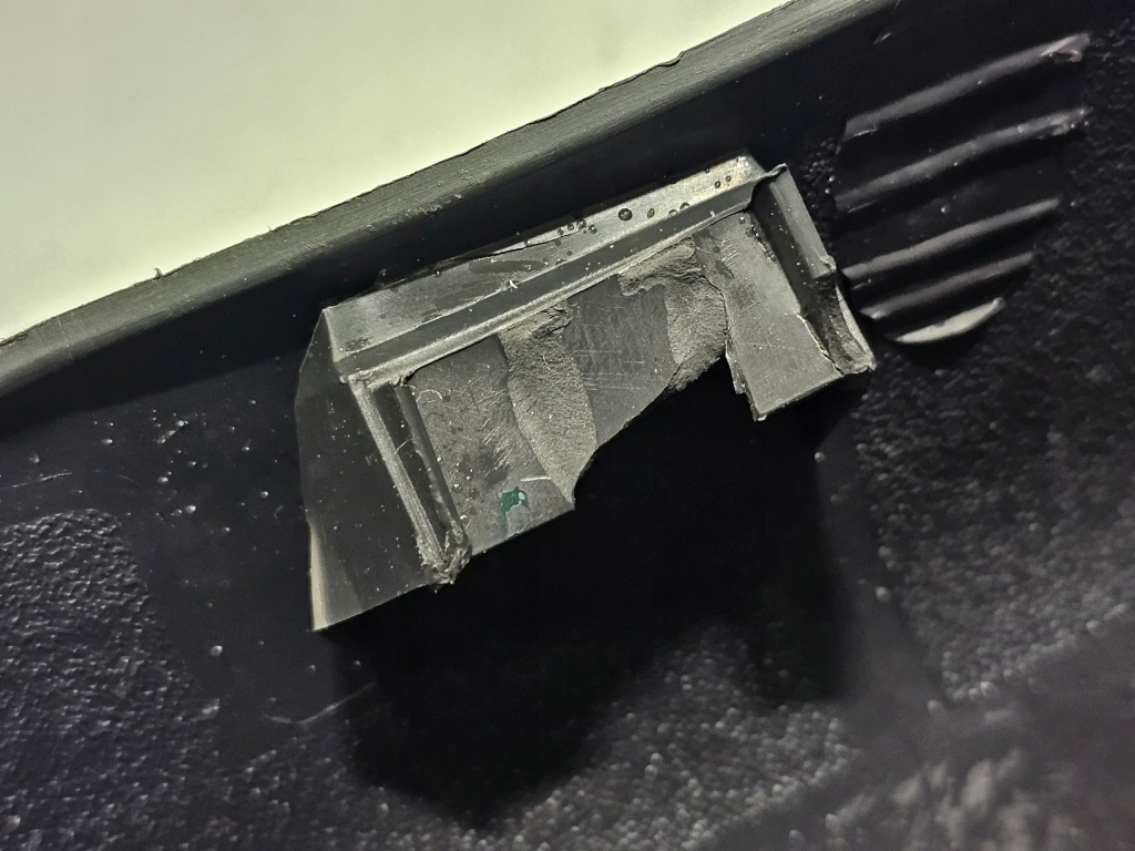 фото №10, Защита кронштейн полка багажника правый задняя peugeot 3008 i 09-16 #4127