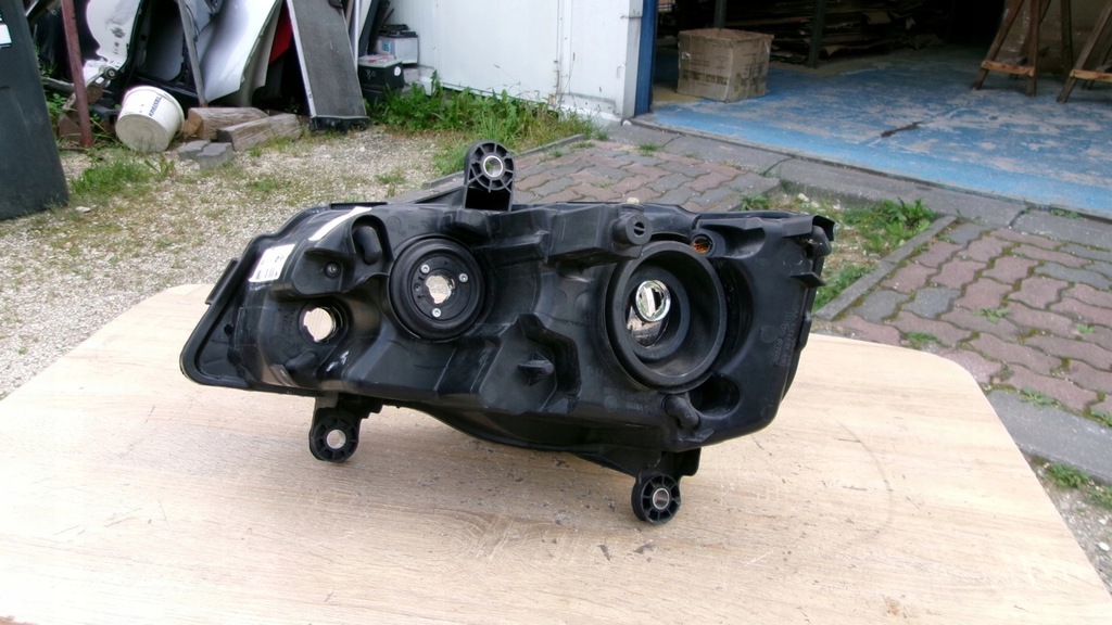 фото №7, Лампа передняя правая town country caravan 08-16