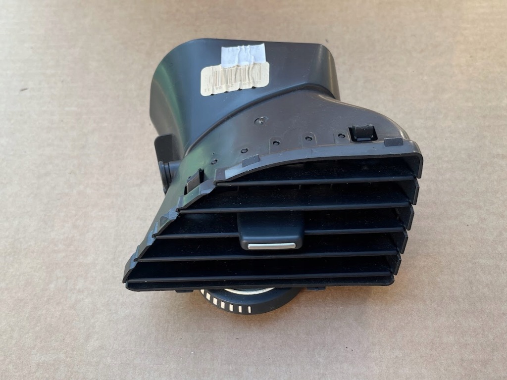 Купить Решётка впуск воздуха правая renault megane 3 cc оригинальный номер 687607741r