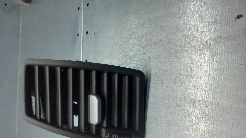 фото №1, Решітка обдув права volvo xc90 3409399