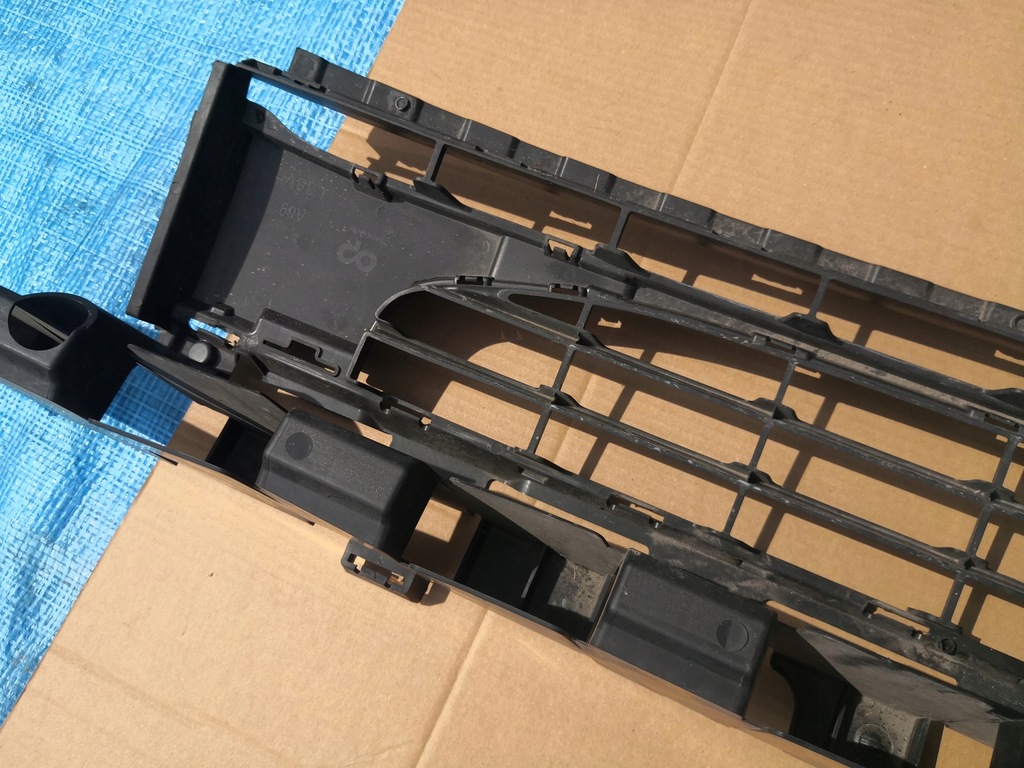 фото №9, Renault fluence ze решітка середня бампера перед