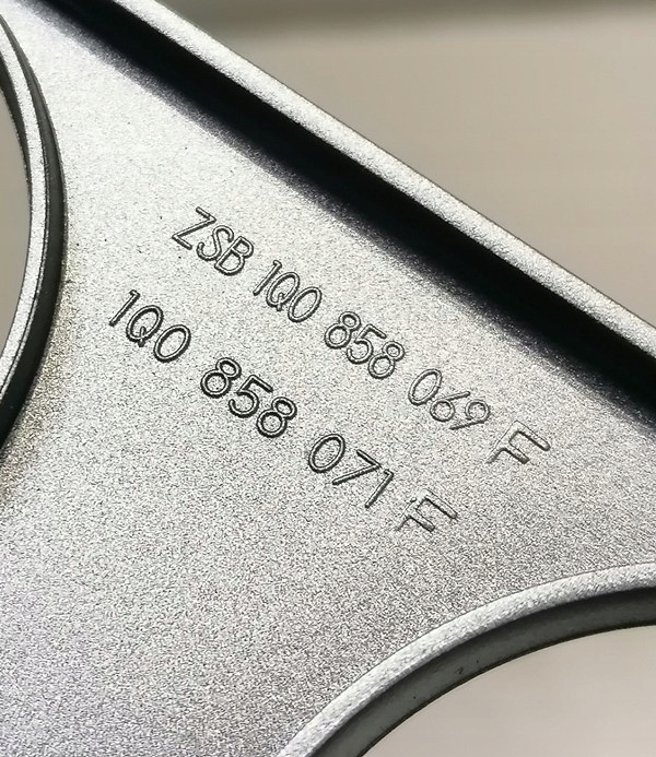 фото №2, Volkswagen scirocco 08-17r - рамка корпус защита консоли радио 1q0858071f