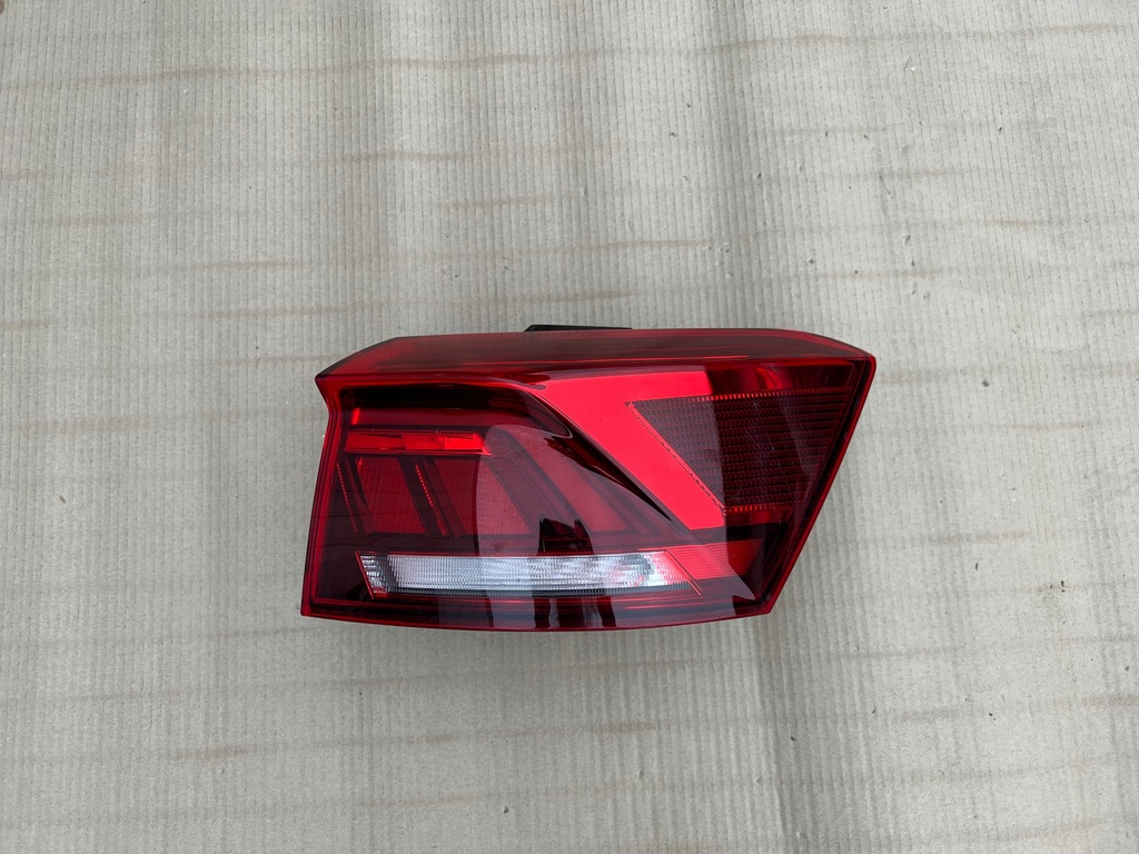 фото №1, Vw volkswagen t-roc 2ga лампа права задня задня led
