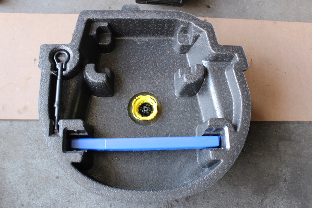 фото №1, Citroen c3 picasso вкладыш багажника ушко треугольник