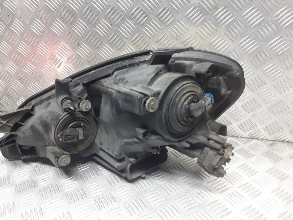 фото №4, Лампа правая передняя toyota avensis verso 2.0 d4d