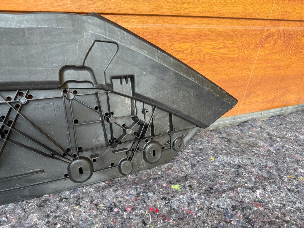 Audi a4 b9 8w0 рестайлинг  плита накладка под бампер передний перед 8w0807611 Цена