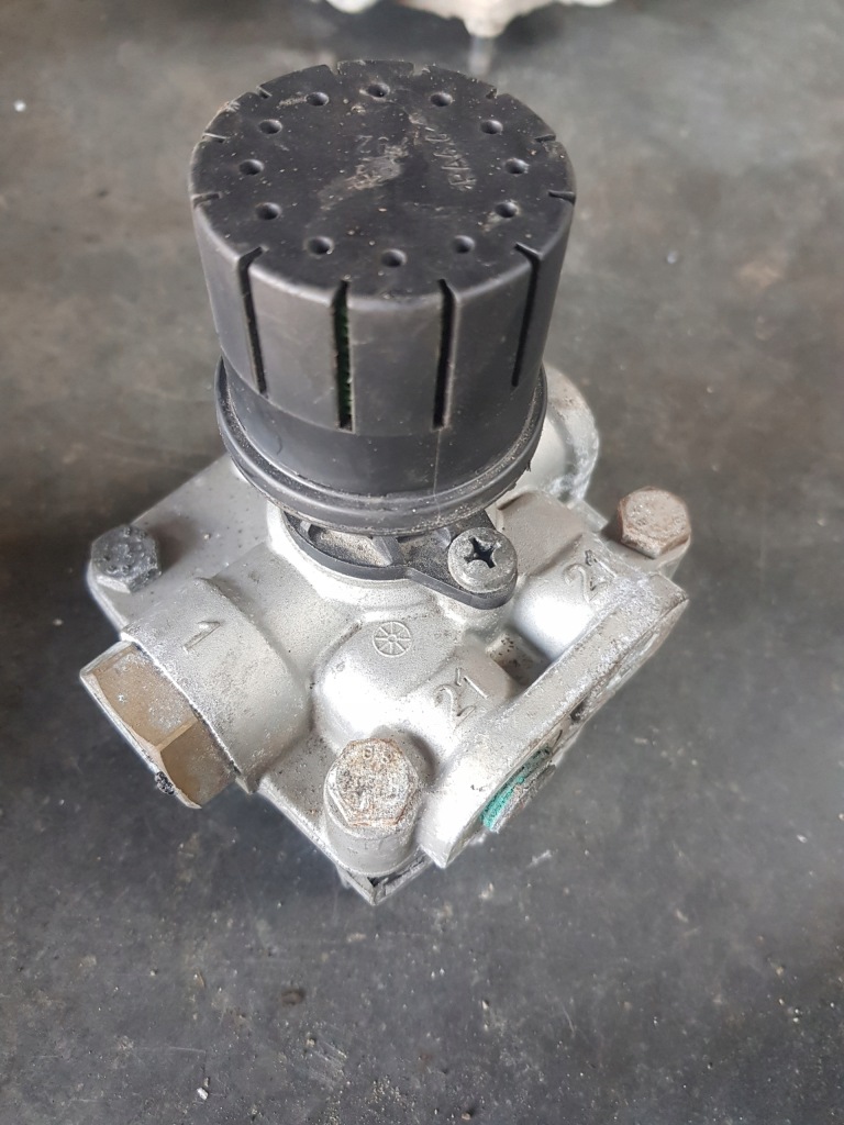 фото №1, Клапан релейний гальмівний scania r 1425183