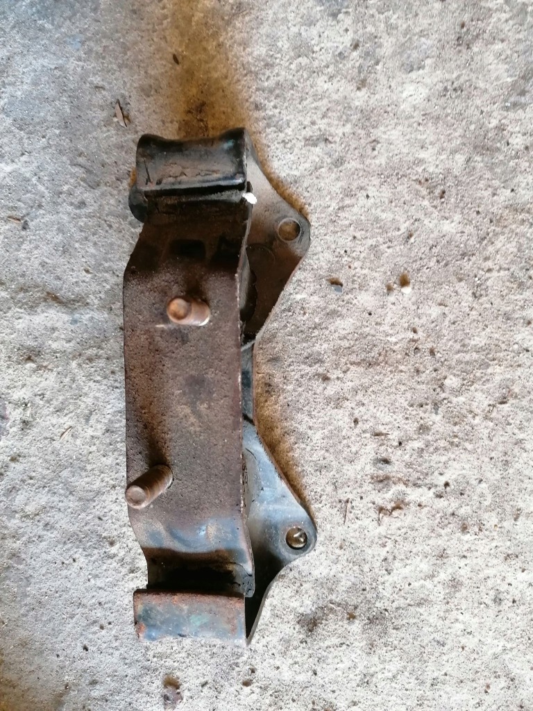 фото №1, Subaru forester i 97-02 кронштейн коробки подушка