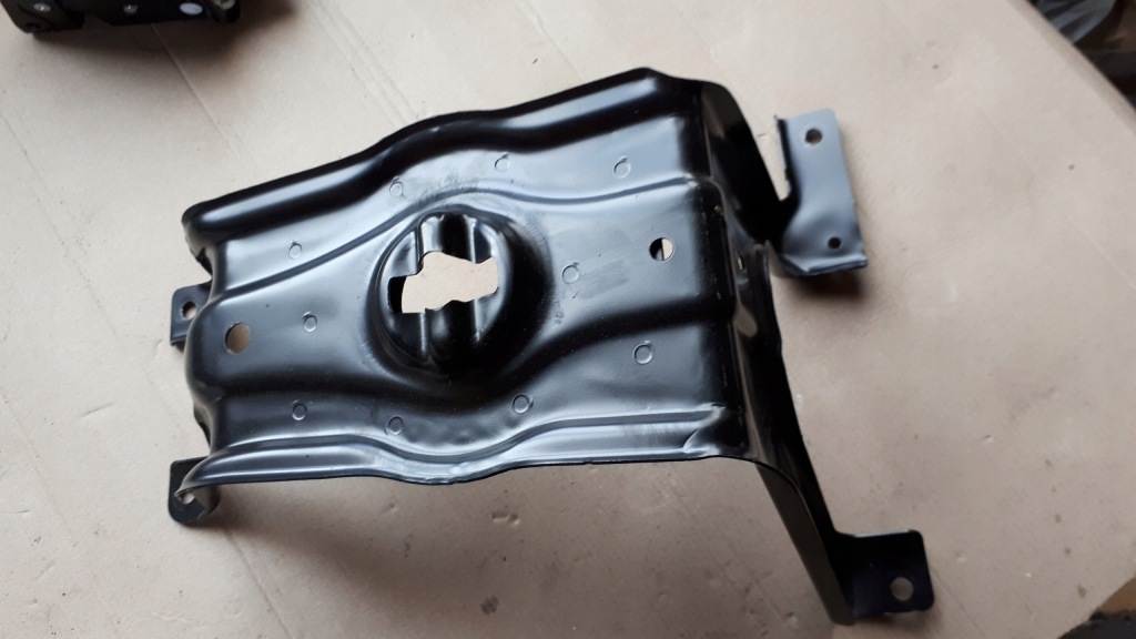 фото №1, A4 b9 8w кронштейн колеса запасного 8w0802415 a5 8w