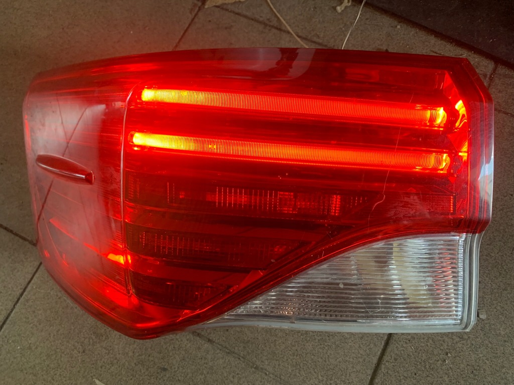 Avensis t27 рестайлинг  фара левый задний  седан led Недорого