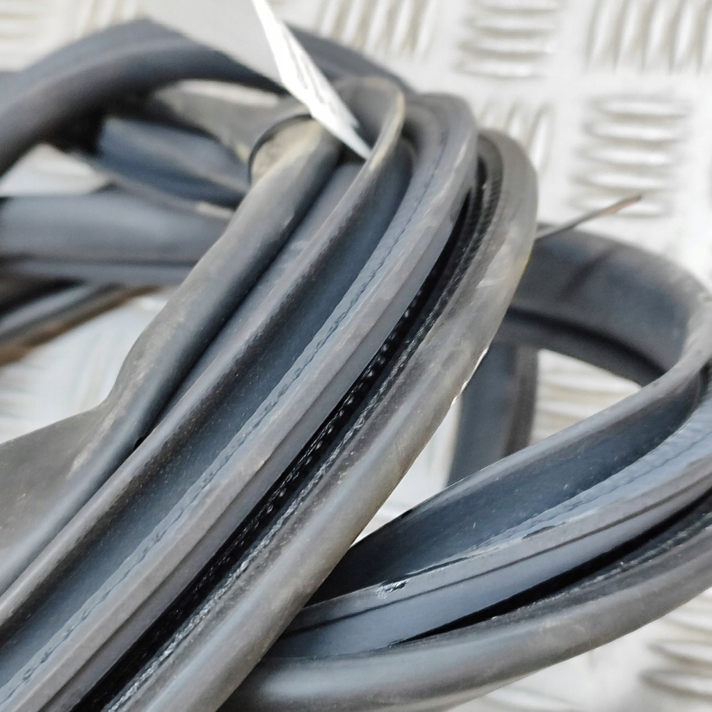 фото №7, Toyota yaris cross 2022 левая сторона резиновый прокладка дверь задних