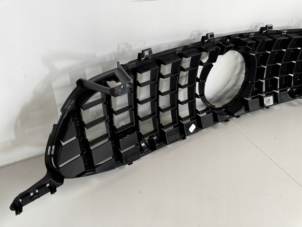 Mercedes gt amg 6.3 w290 a290 рестайлінг  решітка радіатора оригінальний Зі Шроту