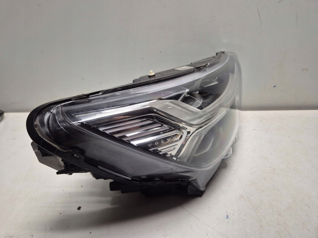 Фара правый перед фара европа  full led 32133578 volvo xc40 2 Оригинал