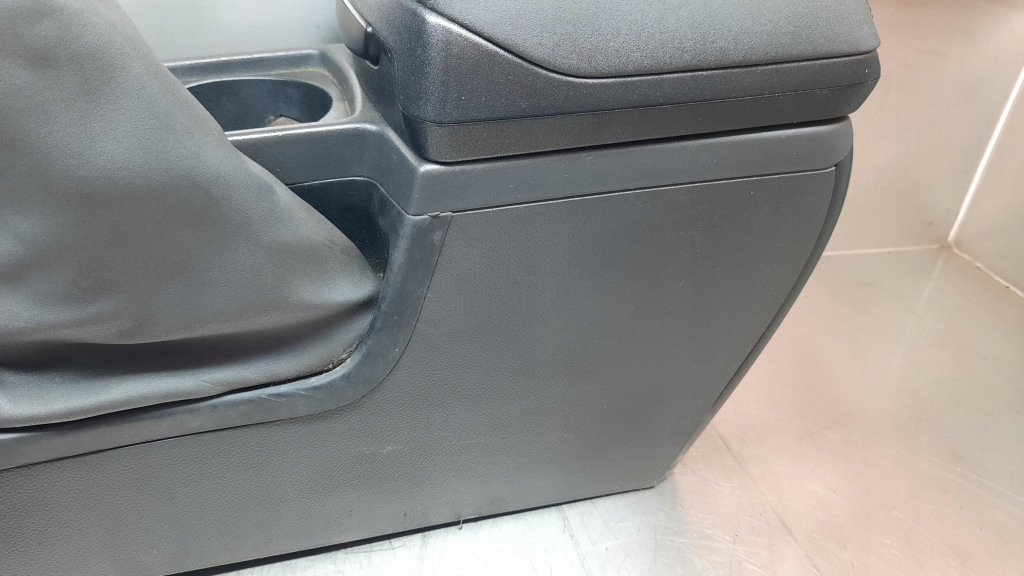 фото №13, Подлокотник туннель средний volvo v50 2.0 hdi 04r