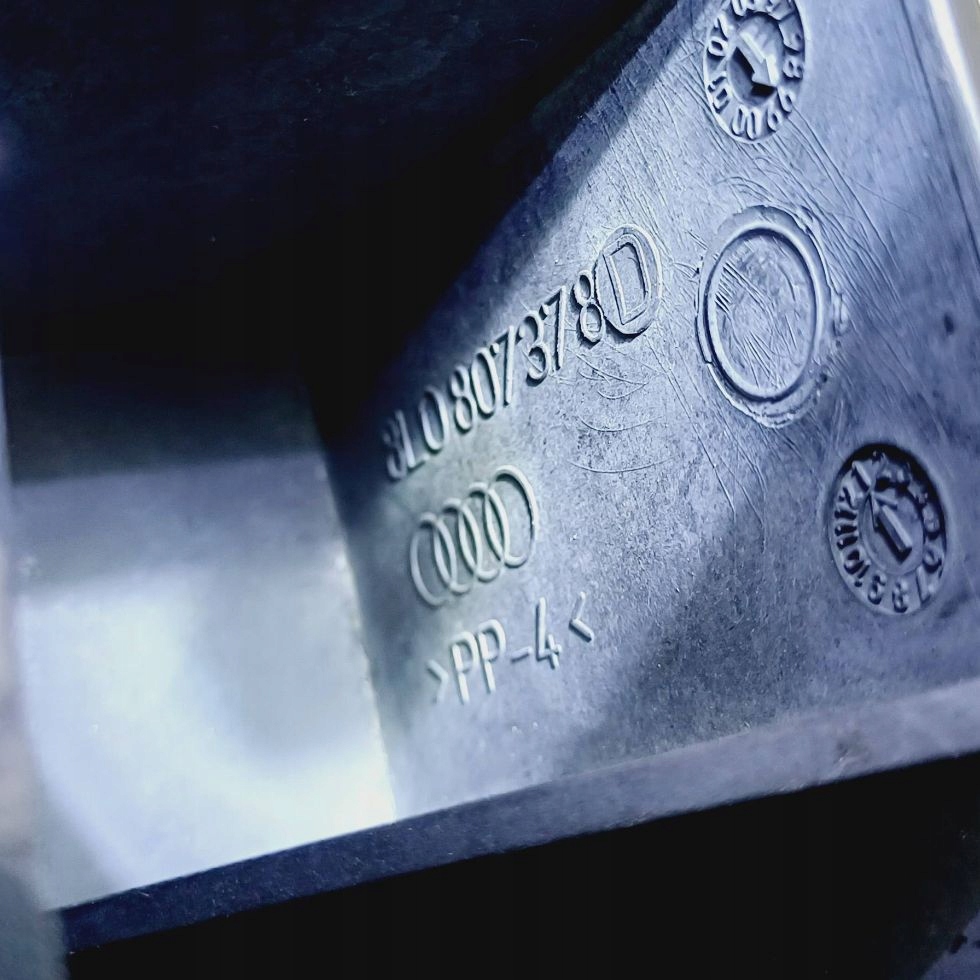Молдинг під  фара кронштейн  audi a3 8l 8l0807378d nr272 в Україні